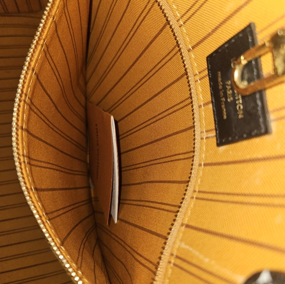 Louis Vuitton OntheGo Jungle - Picture 8 of 15